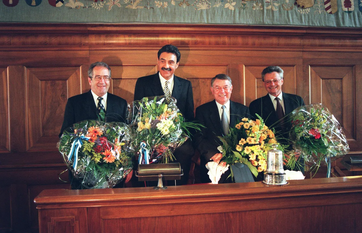 Ernst Homberger (ganz rechts) beim Abschied von seinem Regierungsratsamt. Neben ihm (von links) Hans Hofmann, Eric Honegger und Kurt Schellenberg (Kantonsratspräsident). Vier Männer mit Blumen.